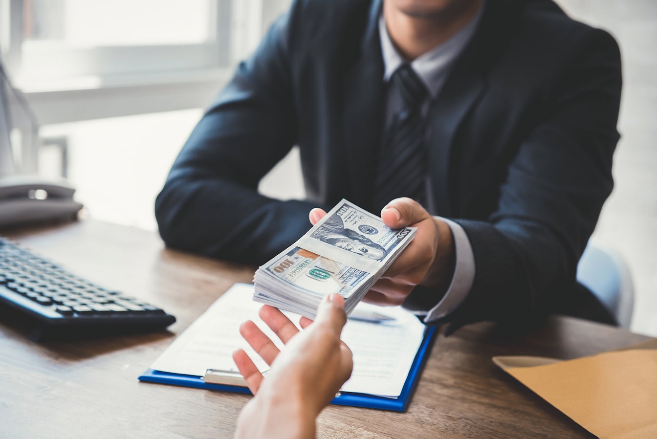 Может ли работодатель законно задержать зарплату?