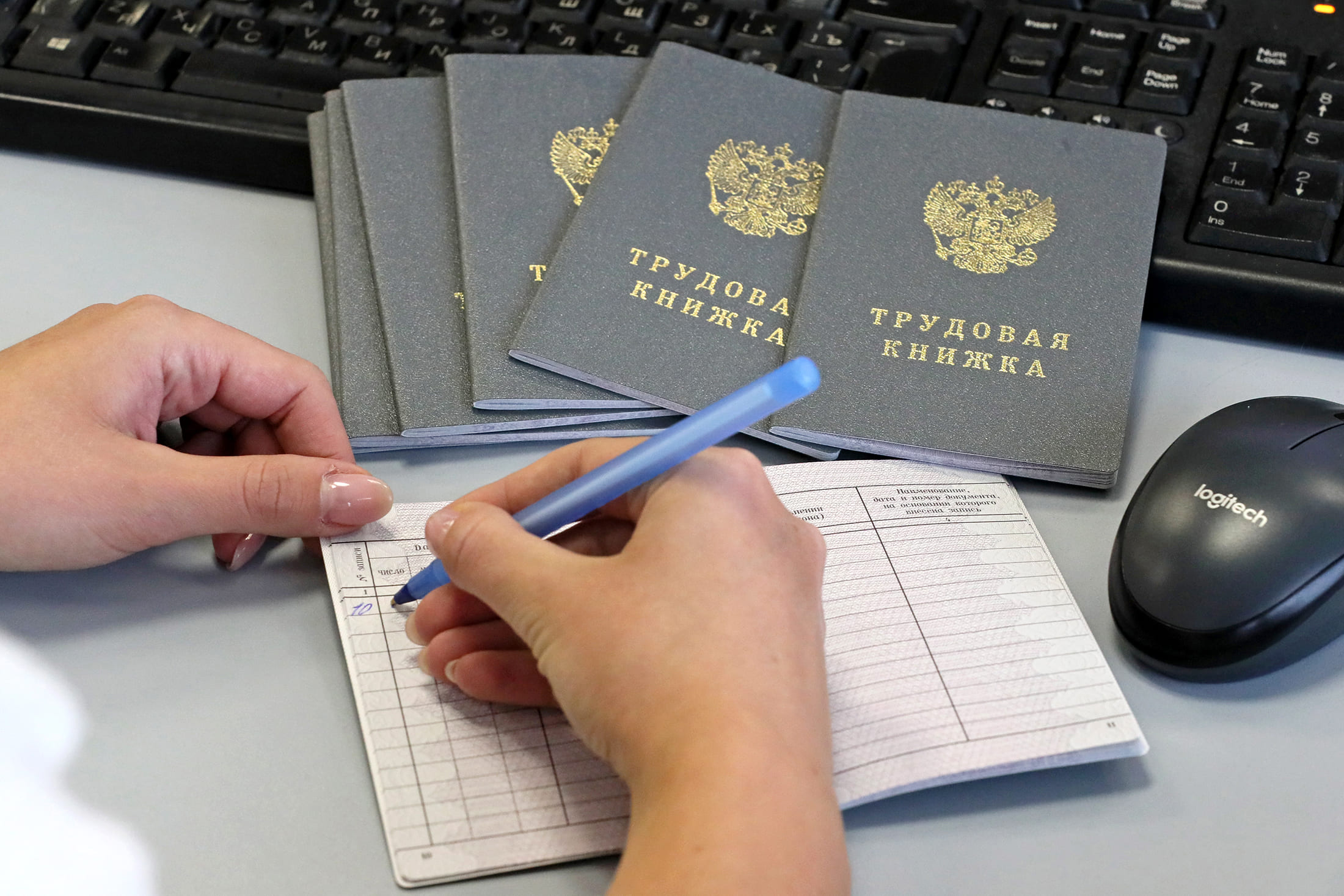 Что делать с трудовой книжкой, которую не забирает уволенный сотрудник